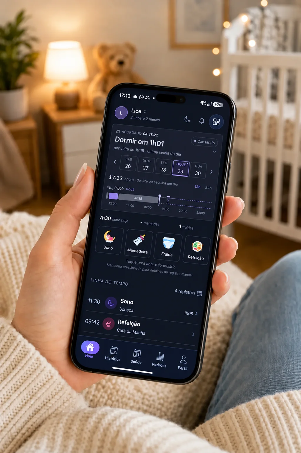 Mão de uma mãe segurando o celular com a tela Hoje atual do Baby Sleep Routine